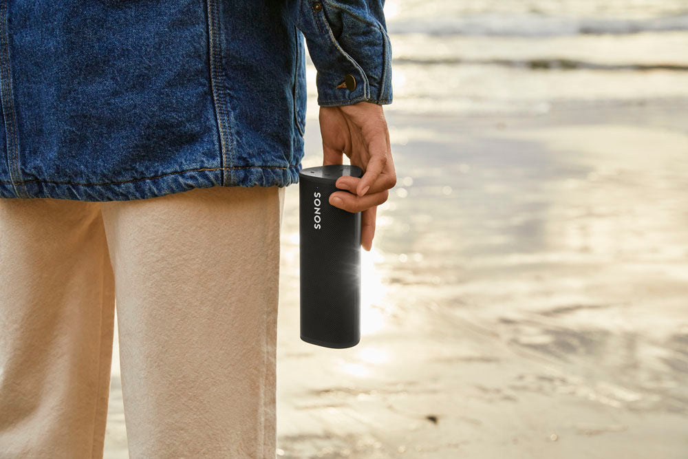 Global_Marketing_Roam-Shadow_Black-Lifestyle-Beach-with_Model-Q2FY21_MST-MST_JPGDIGITAL_fid139705