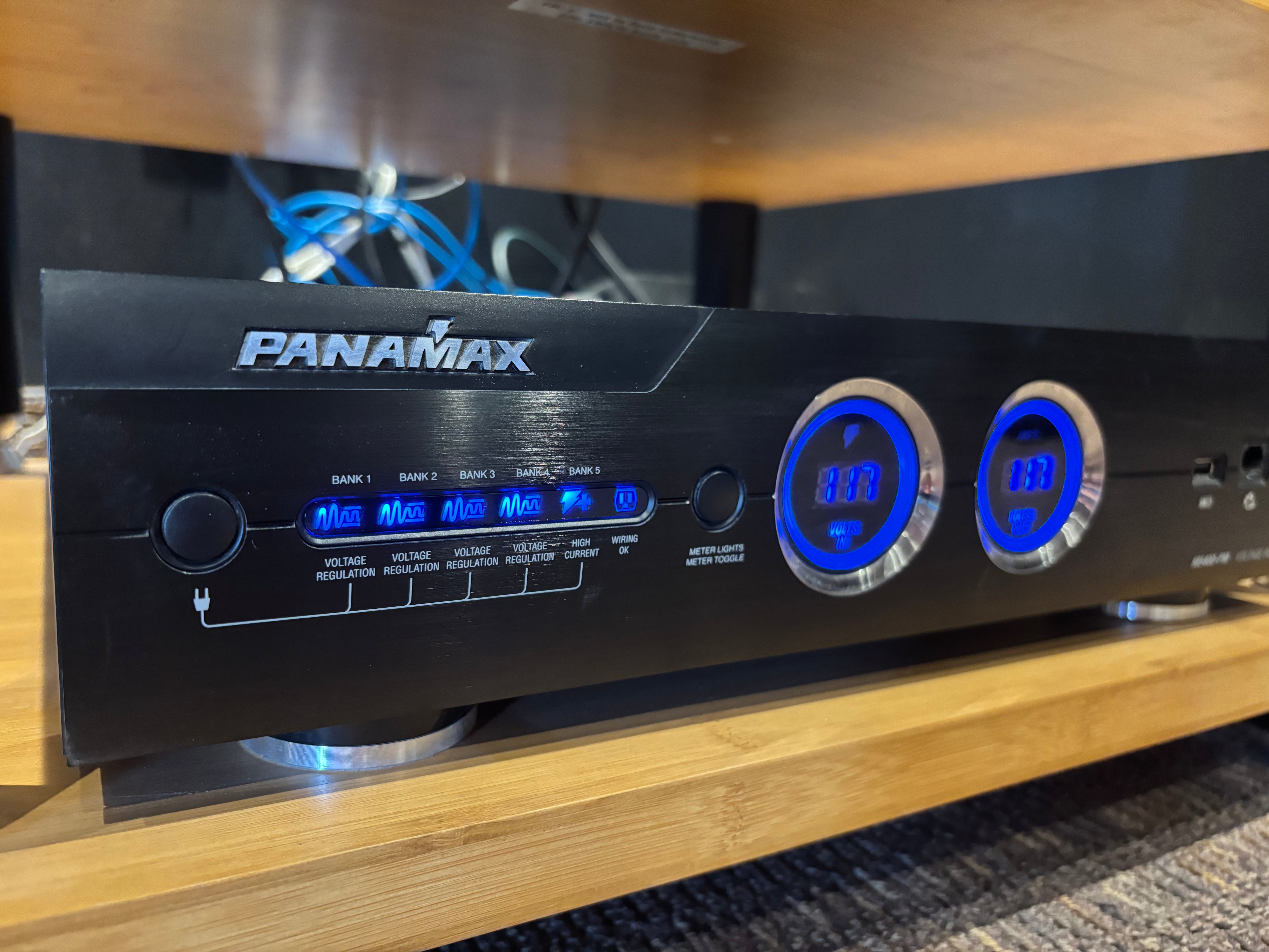 DEMO MODEL Panamax M5400-PM Power Management w/ Voltage Regulation, 2RU, 11 Outlets