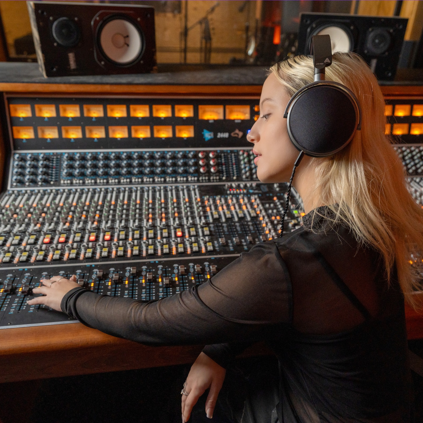 LCD-S20 Closed-Back Planar Headphones