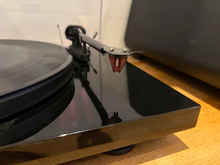 Debut Carbon Evo Turntable (2MRed) - Piano Black - Demo Model