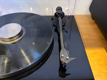 Debut Carbon Evo Turntable (2MRed) - Piano Black - Demo Model
