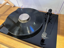 Debut Carbon Evo Turntable (2MRed) - Piano Black - Demo Model